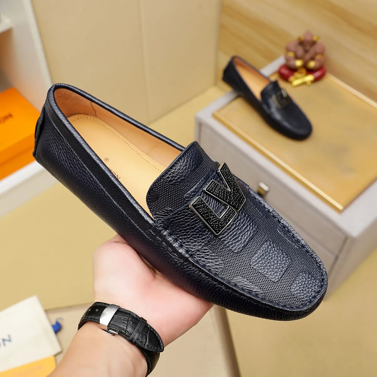 Men's shoes 💰360 💰 LV Louis Vuitton's top-quality Peaches men's shoes 💯Original copy of the official website, the upper is made of imported official website 1:1 material ❌Italian 🇮🇹 cowhide surface, imported pigskin lining. It’s definitely not made with ordinary craftsmanship, it’s the model used by celebrities! The factory’s craftsmanship is designed to create the most perfect shoes for trendy men! Colors available! 38-44 yards